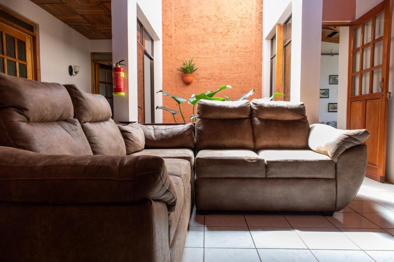 Hostel Bouganvilia Bed And Breakfast San Ramón エクステリア 写真