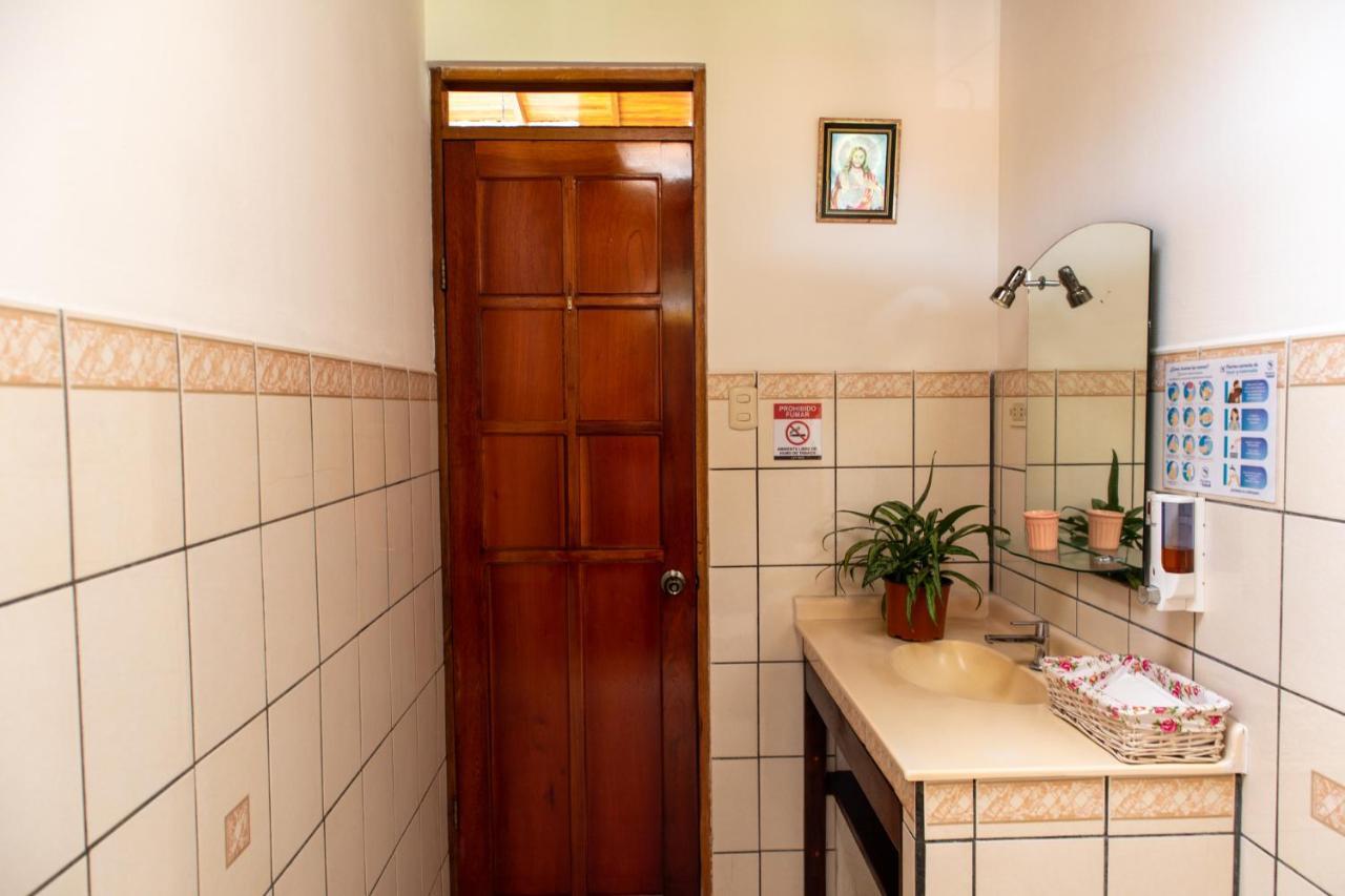 Hostel Bouganvilia Bed And Breakfast San Ramón エクステリア 写真